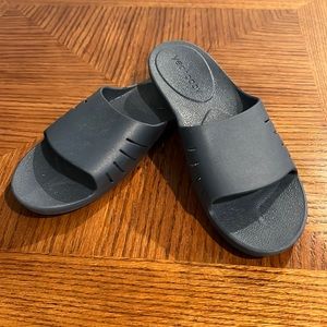 Spa slip on sandals in excellent condition in size Medium = 8